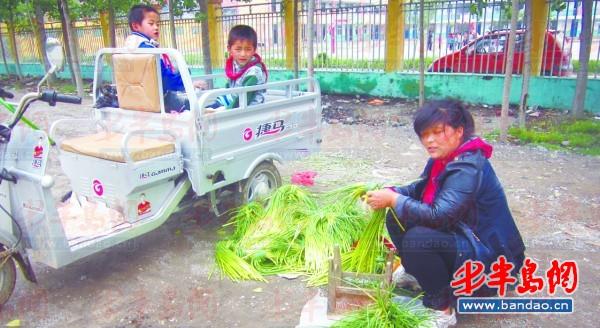 2011年底一名孩子在三輪車上趕作業(yè)。一年半過去了，這樣的場景仍隨處可見。