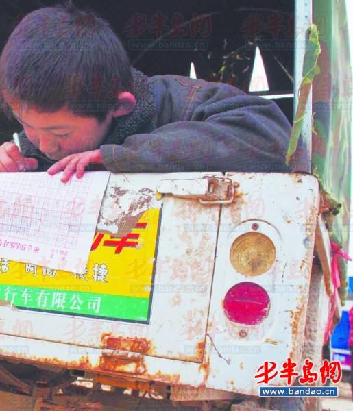 2011年底一名孩子在三輪車上趕作業(yè)。一年半過去了，這樣的場景仍隨處可見。