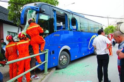 校車撞斷電線桿沖進圍墻 車上5名師生及司機受傷