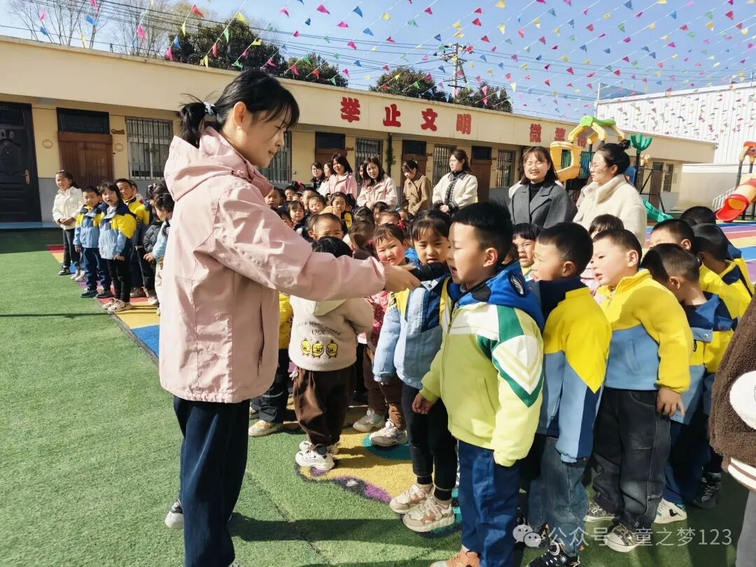 筑牢安全防線，守護幼兒平安——御駕宮幼兒園開展校車安全應急演練活動