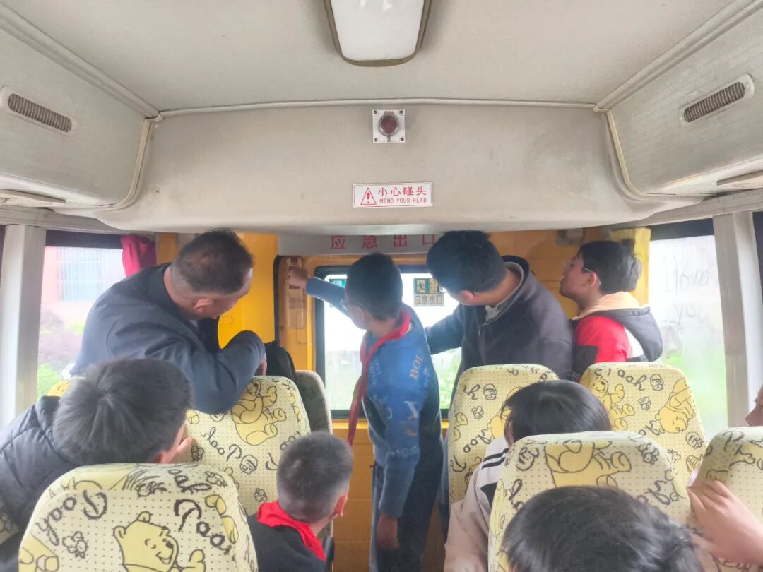 安全“童”行，防患未然——固鎮鎮中心小學校車應急疏散演練紀實