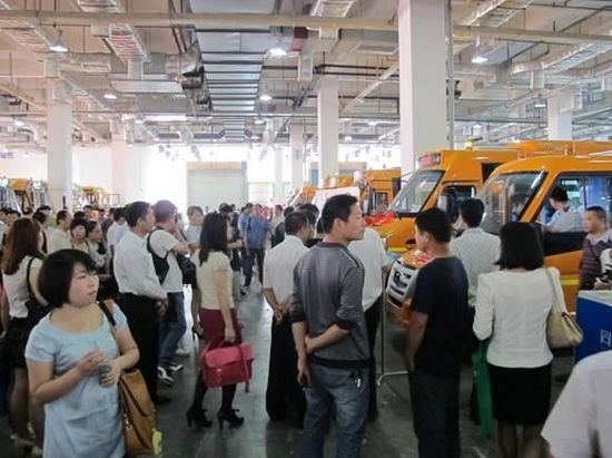 外觀大氣新穎、性能優越的新校車成為本屆展會的“寵兒”，展區前人氣爆棚。