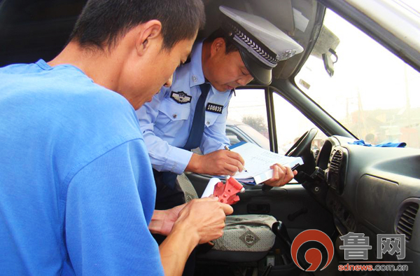 濟南交警抽查黃河北學(xué)校校車 合格率100%
