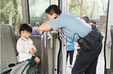 被困校巴2歲女學(xué)童獲警員給予糖果。來源：香港《文匯報》