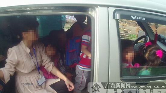 廣西：欽州7座校車塞一老師19個學生