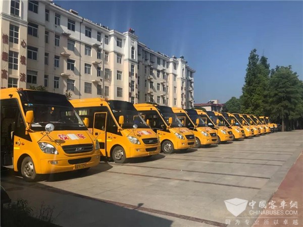 情系留守兒童，“百城千?！卑矂P校車公益行為愛再出發