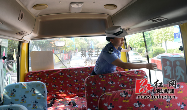 (8月13日，長沙珠江花城小區(qū)，交警正在對該小區(qū)內(nèi)一家幼兒園校車進(jìn)行安全檢查。圖/滾動新聞記者 陳勇)