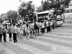 孩子們?cè)谂抨?duì)上車(chē)。網(wǎng)友供圖