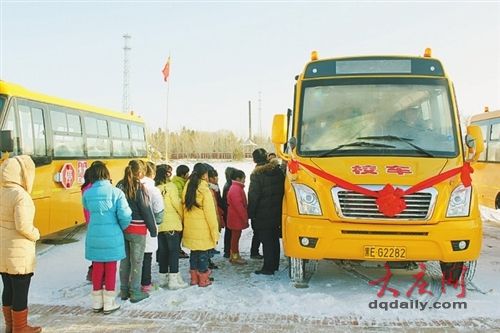 大同首批公司化運(yùn)營校車投用