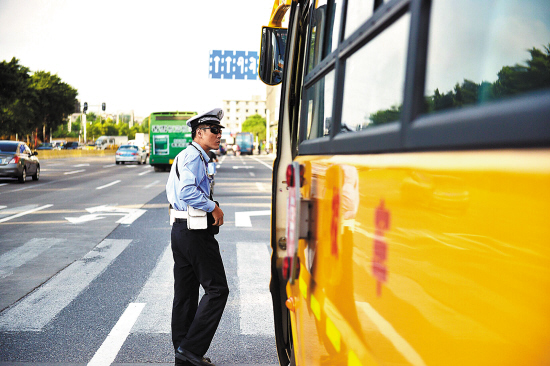 廣州交警嚴(yán)查校車   羊城晚報(bào)記者  周巍 攝（資料圖片）