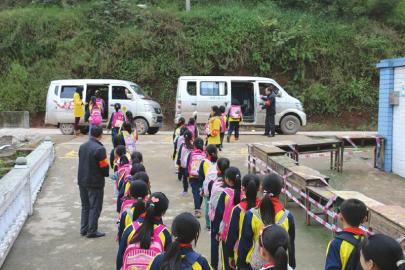 納溪區(qū)白節(jié)鎮(zhèn)小學生乘坐小客運校車