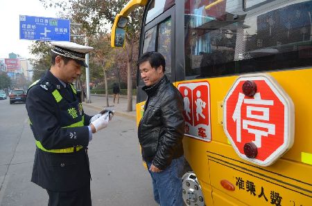 陜西銅川交警排查整治幼兒園校車和中小學(xué)校車違法行為