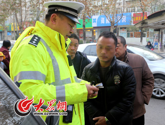 濟(jì)南市中交警今晨查獲一輛非法營運(yùn)“校車”