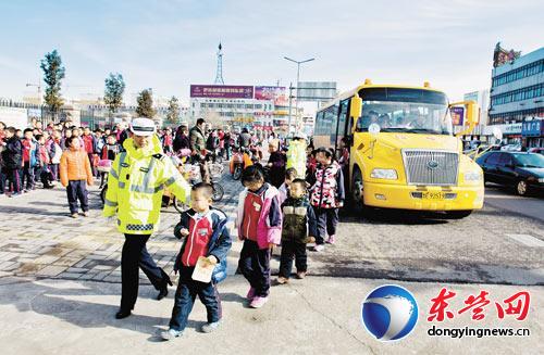 “史上最嚴(yán)交規(guī)”不避讓校車(chē)記6分 避讓校車(chē)讓孩子先行