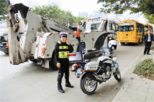 深圳交警整治校車(chē) 頂班司機(jī)當(dāng)場(chǎng)被查