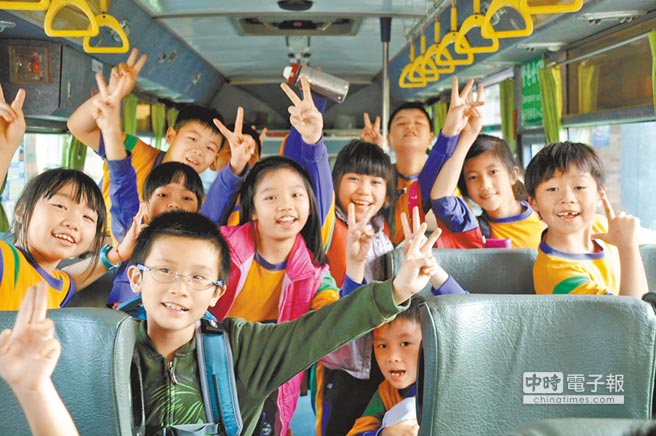 交通車替家長解決接送時的不便。搭車成了學童最期待的一刻。（林和生攝）