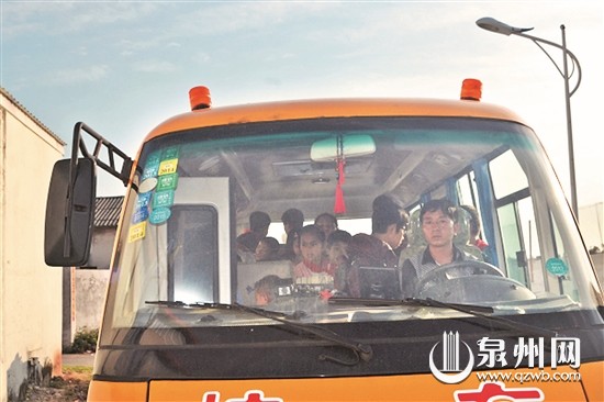 晉江：校車超載過(guò)半 民警扣車分流學(xué)生