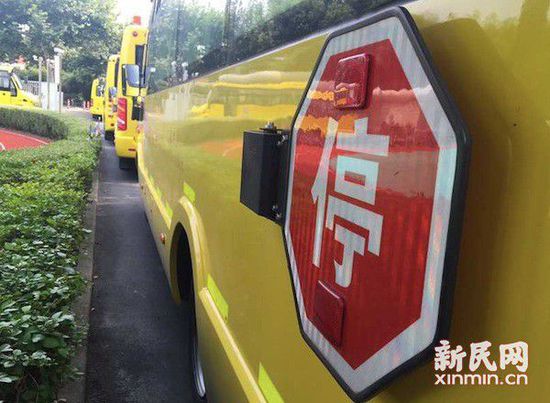 圖說：一輛車的“停”車標志無法翻起，被警察發(fā)現(xiàn)。新民晚報新民網(wǎng)記者