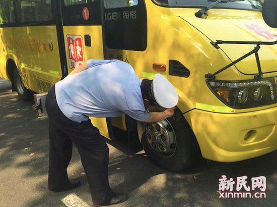 圖說：在新學期即將開學之際，徐匯公安分局交警支隊對轄區(qū)內(nèi)的270余輛校車進行安全隱患大排查。新民晚報新民網(wǎng)記者胡彥珣