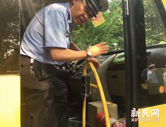 圖說：交警在對車上的滅火器、藥箱進行檢查。新民晚報新民網(wǎng)記者