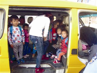 湖北棗陽一9座幼兒園校車塞下30名孩子