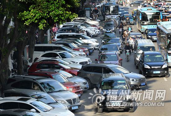 學(xué)校附近常堵成“一鍋粥”　市民建議：增加校車(chē)