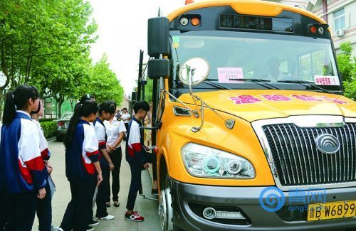 校車扮演“愛(ài)心送考車”服務(wù)中考考生