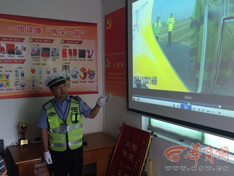 當日上午，交斜中隊召集轄區各幼兒園負責人及校車駕駛員共40余人，參加了安全教育宣傳大會。會上，民警通過視頻介紹了黑校車存在的安全隱患，以及近年來由于交通事故引發的群死群傷事件及校車亡人事故案例。