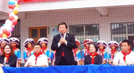 校車貴州省黔西南州晴隆縣獲贈(zèng)校車等教育物資