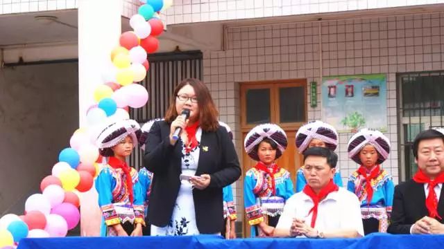 校車貴州省黔西南州晴隆縣獲贈(zèng)校車等教育物資