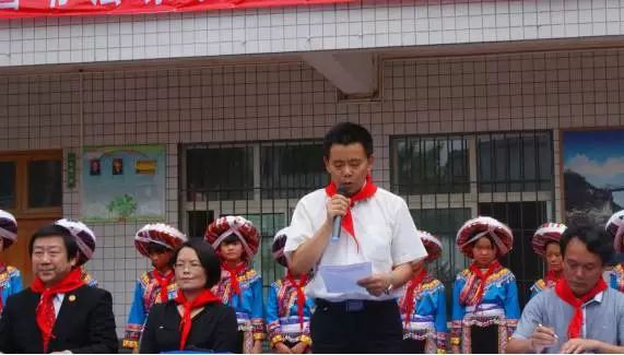 校車貴州省黔西南州晴隆縣獲贈(zèng)校車等教育物資