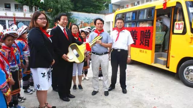 校車貴州省黔西南州晴隆縣獲贈(zèng)校車等教育物資