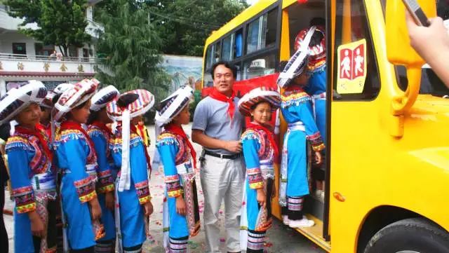 校車貴州省黔西南州晴隆縣獲贈(zèng)校車等教育物資