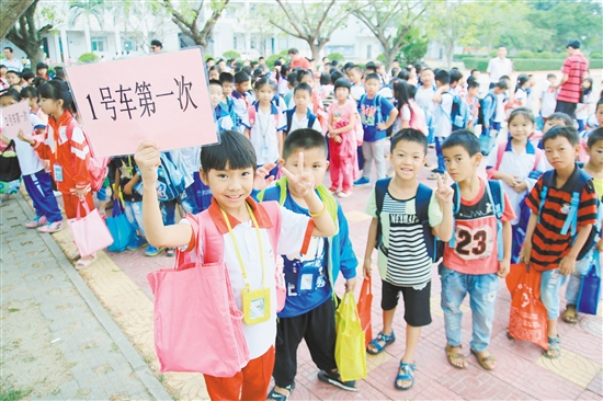 學(xué)生們排隊(duì)等待上車，難掩心中興奮。