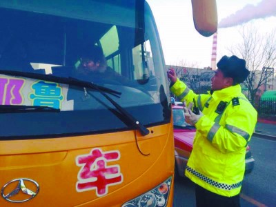 11月28日，市公安局交通警察局開展了校車違法行為專項整治行動。利用早晚接送學生的高峰時段，在全市范圍內(nèi)設(shè)置34處學校周邊固定整頓組、50組巡邏管控組，全面對校車超員、超速、涉牌涉證等交通違法行為進行集中整治。整治行動當日，共計查獲校車各類交通違法行為30起，扣留非法營運黑校車3輛。