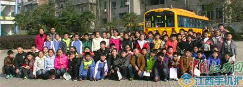 江西省蘆溪外國語學(xué)校開展校車安全演練 增強(qiáng)師生應(yīng)急逃生能力