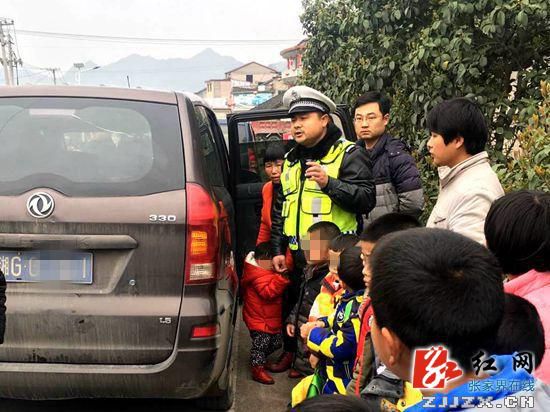 湖南張家界永定區(qū)多部門聯(lián)合排查校車安全隱患