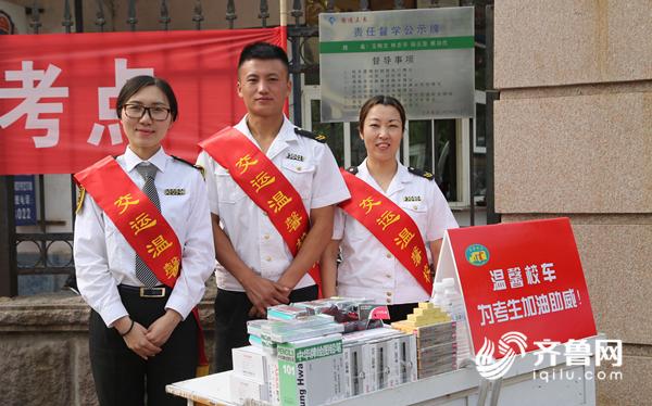 愛心加油站為考生免費提供考試用品.JPG