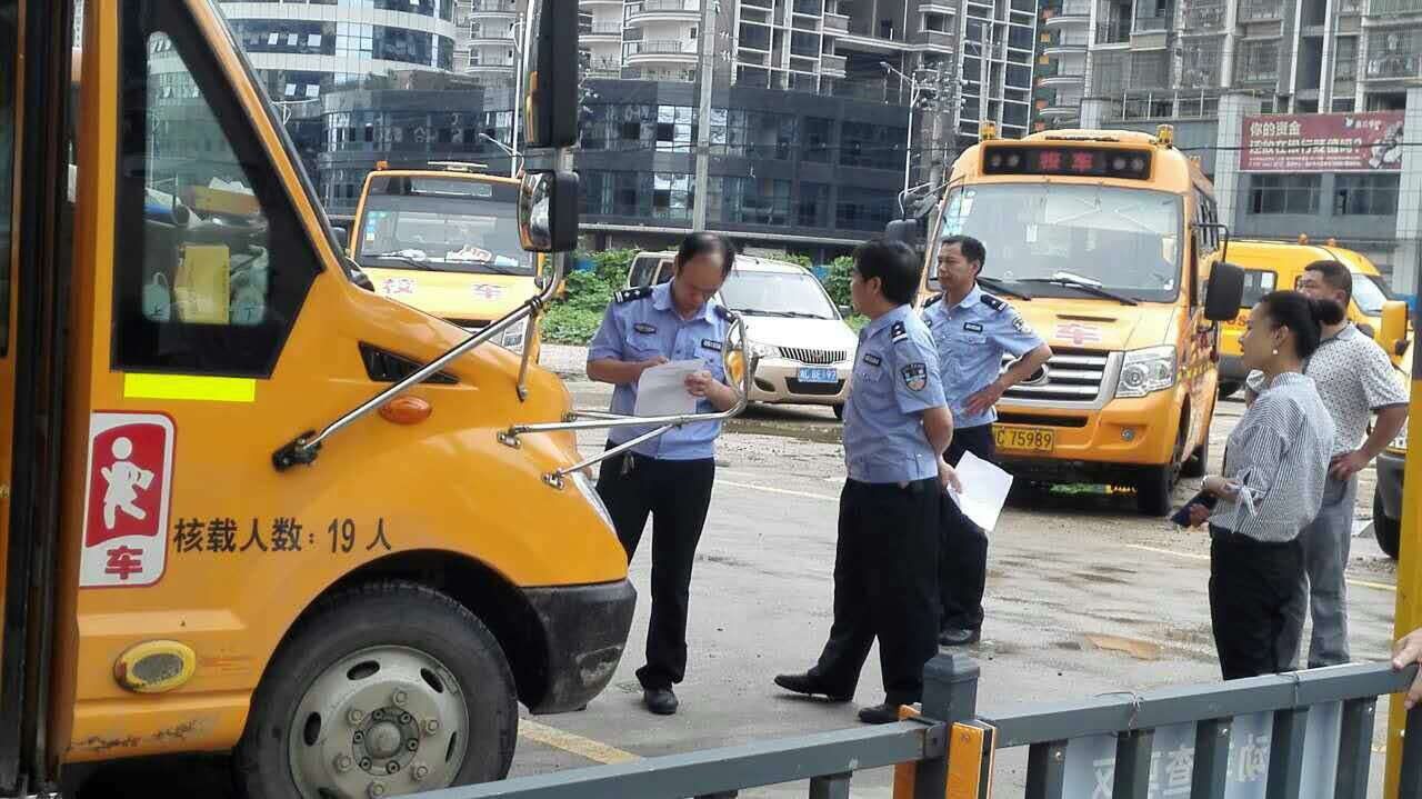 湖南省湘鄉(xiāng)交警對183臺校車進(jìn)行“體檢”