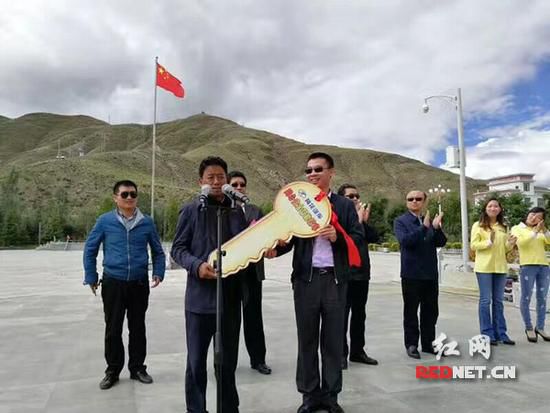 長(zhǎng)沙愛(ài)心企業(yè)向貢嘎捐贈(zèng)校車(chē) 結(jié)束當(dāng)?shù)責(zé)o專(zhuān)用校車(chē)歷史
