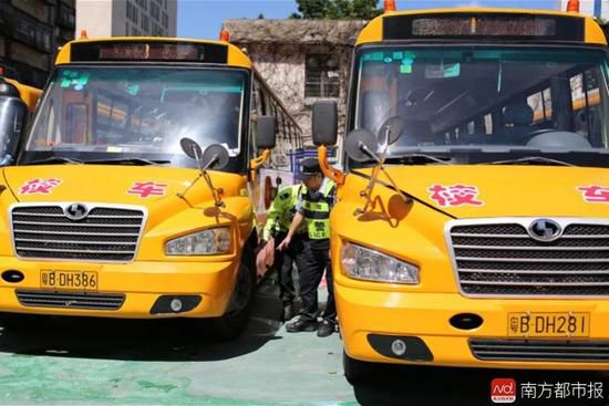 開學前夕深圳交警嚴查校車 相關(guān)學校有49輛有問題