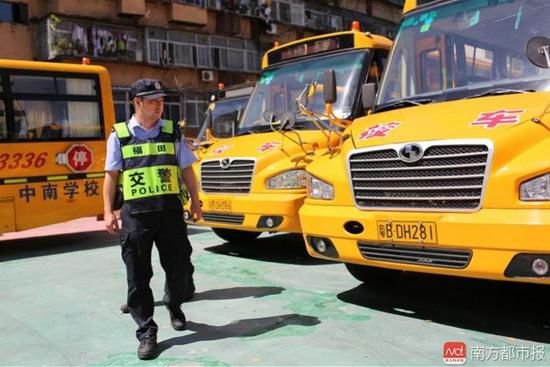 開學前夕深圳交警嚴查校車 相關(guān)學校有49輛有問題