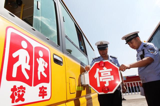 重慶市交巡警總隊開展校車專項整治活動
