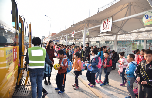 有了這學(xué)生站臺，孩子們坐校車就更安全了