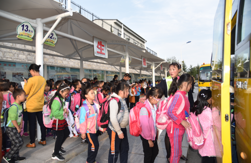 有了這學(xué)生站臺，孩子們坐校車就更安全了