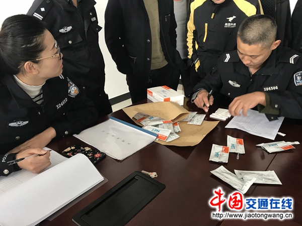 山西：長(zhǎng)治縣交警大隊(duì)民警對(duì)校車司機(jī)進(jìn)行尿檢