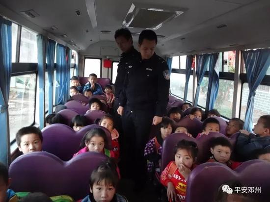 河南省鄧州市：倆校車超載，校車司機被警方依法刑事拘留