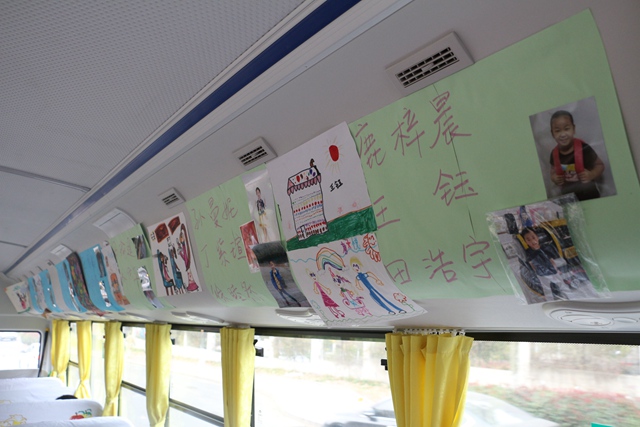 孩子們乘校車找不到座位怎么辦？生活照來排座次