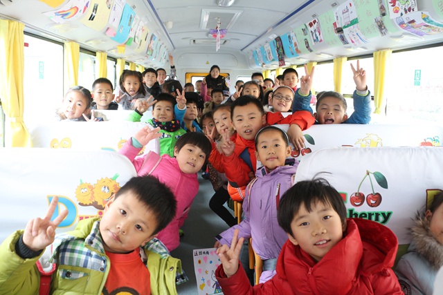 孩子們乘校車找不到座位怎么辦？生活照來排座次