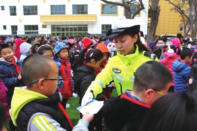 蘭州：交警嚴(yán)查校車(chē)安全加強(qiáng)護(hù)學(xué)力度